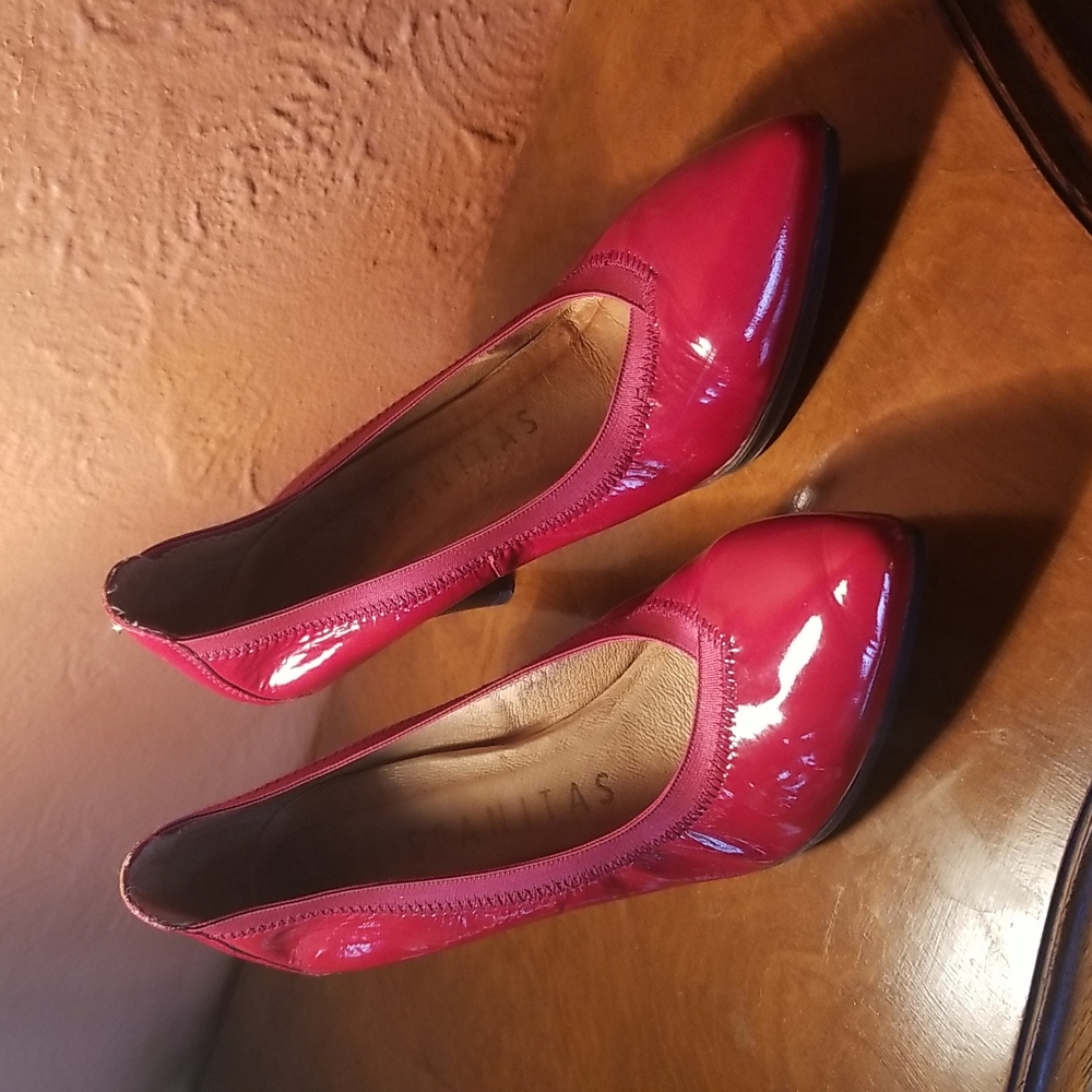 Hispanitas Red Patent Pumps